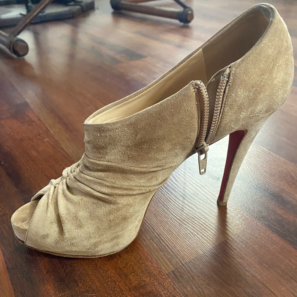 Christian Louboutin suede peep toe heels S 40